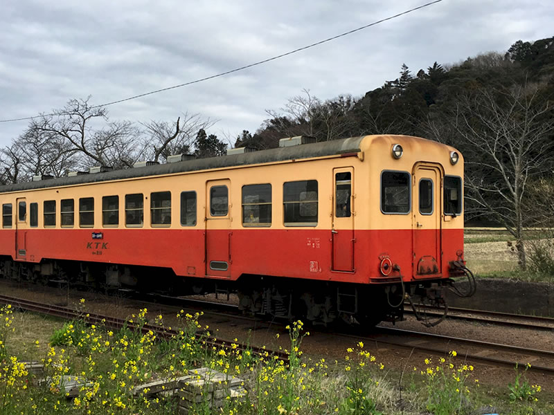 小湊鉄道高滝駅から出て行く電車(3)