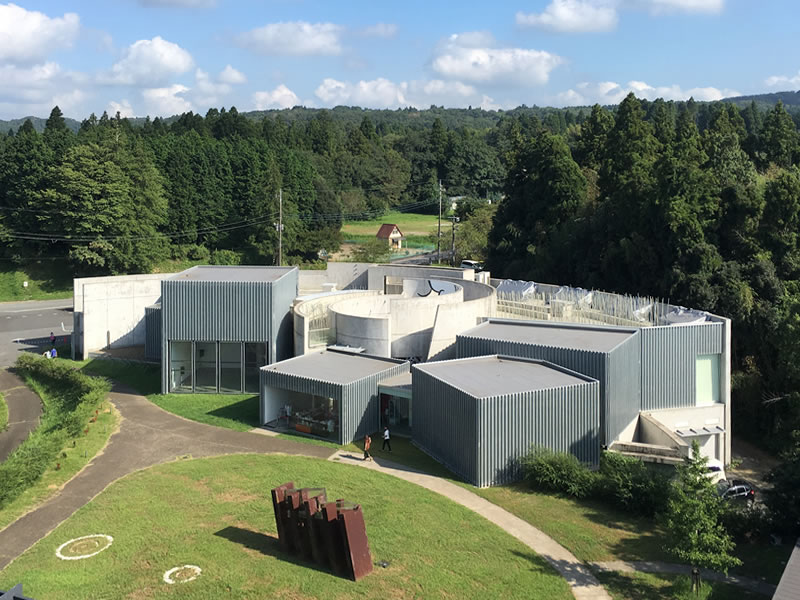 市原湖畔美術館を展望塔の上から見た風景