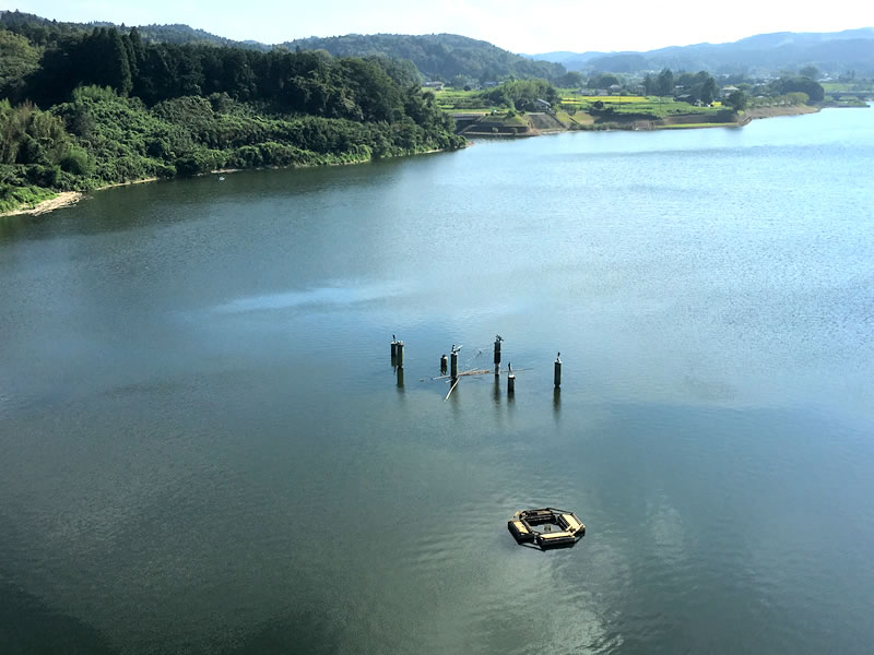 高滝湖のオブジェを展望塔の上から見る(2)