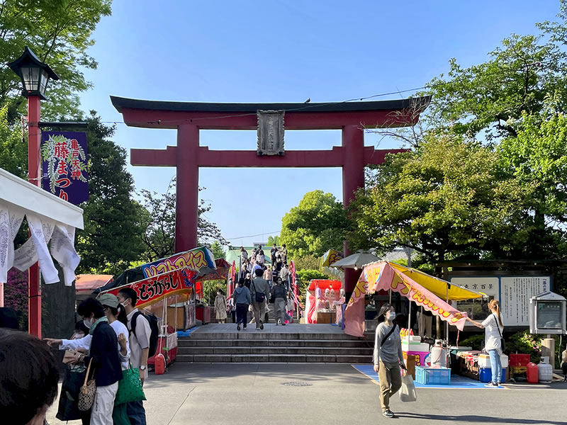 亀戸天神社の参道から見た鳥居