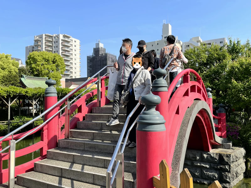 亀戸天神社の朱色の太鼓橋（男橋）