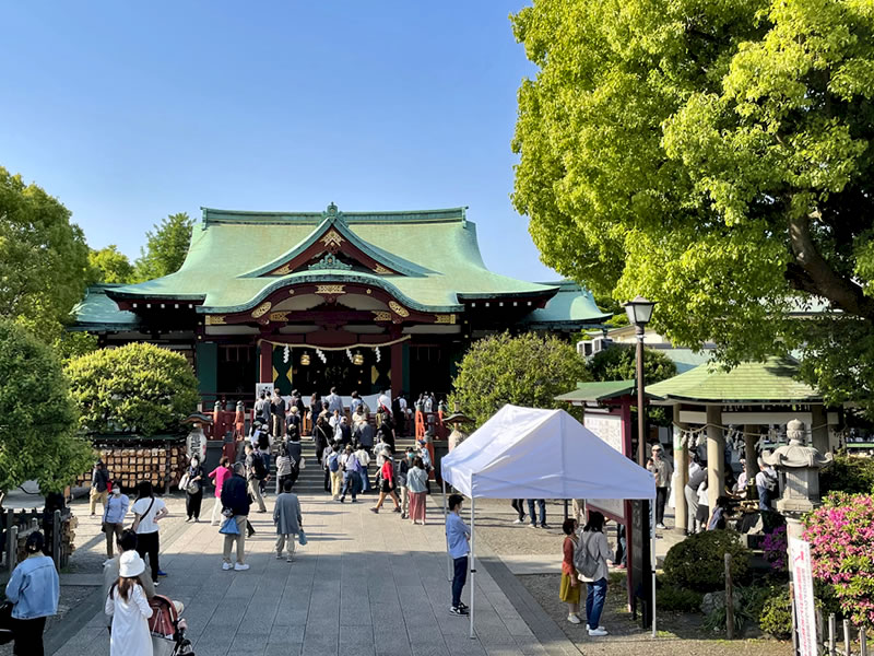 亀戸天神社本殿前の風景