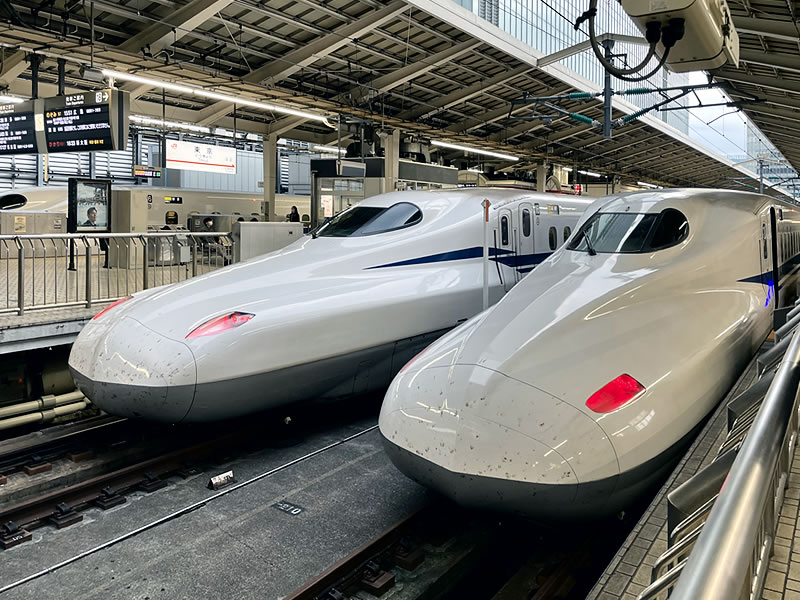 東京駅に停車中の新幹線「のぞみ」先頭車両