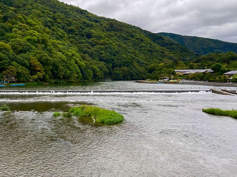 京都 嵐山渡月橋から見た桂川（保津川）上流の風景