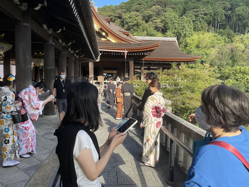 京都 清水寺 本堂の舞台の先から音羽の滝のほうを見た風景