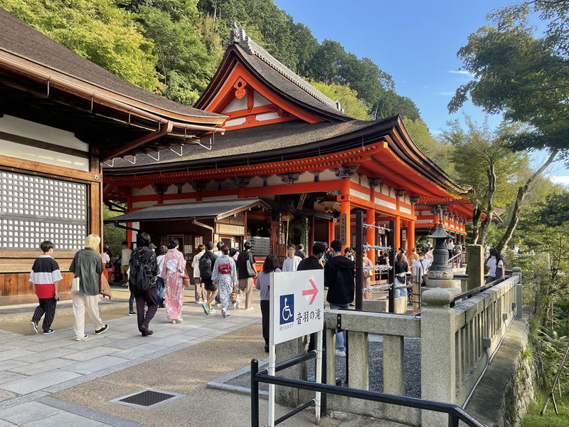 京都 清水寺 本堂の先から見た阿弥陀堂