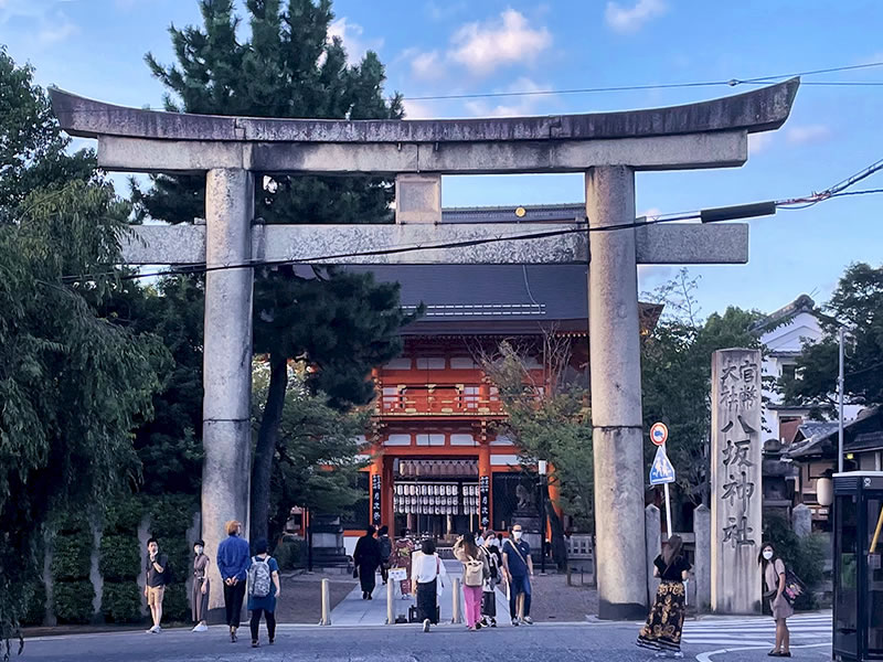 京都 下河原通から見た八坂神社南楼門