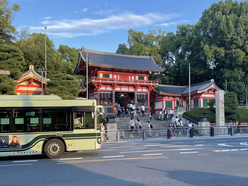 京都 四条通から見た八坂神社西楼門(2)