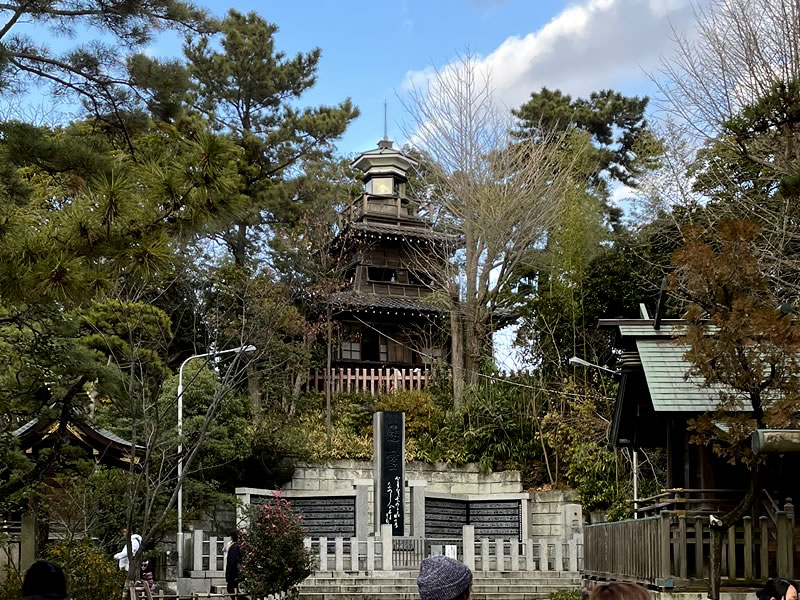 船橋大神宮の燈明台