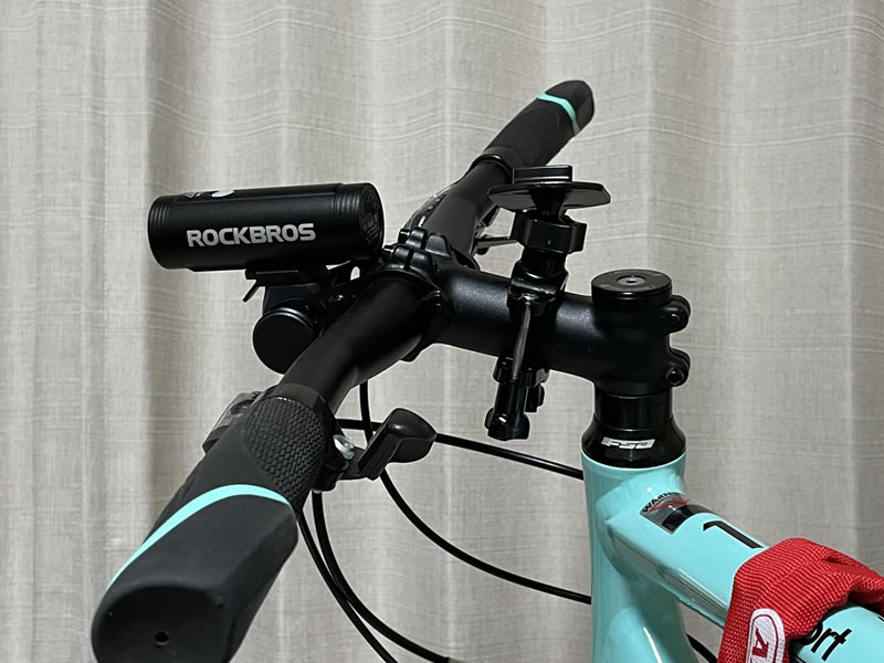 BIANCHI C-SPORT 1 のハンドル前方中央に取り付けた BAZOOKA ライトマウント B-385 に装着した ROCKBROS 400lm ライト