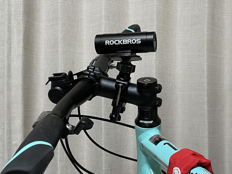 BIANCHI C-SPORT 1 のハンドルステムに取り付けたハンドルバーマウント・アクションカメラホルダーに仮付けした ROCKBROS 400lm ライト