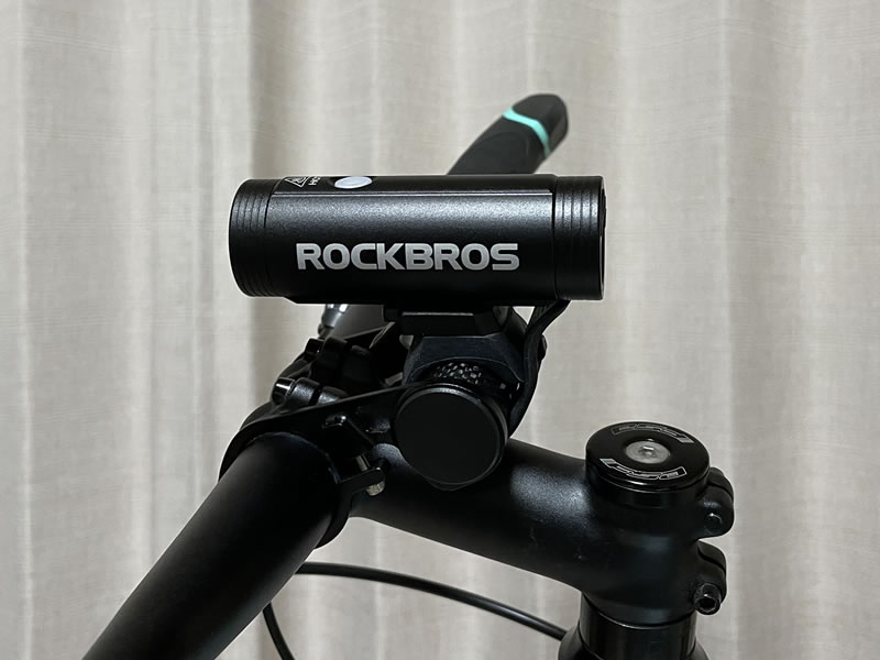 BIANCHI C-SPORT 1 のハンドル後方中央に取り付けた BAZOOKA ライトマウント B-385 に装着した ROCKBROS 400lm ライト(2)