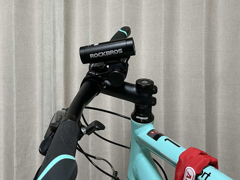 BIANCHI C-SPORT 1 のハンドル後方中央に取り付けた BAZOOKA ライトマウント B-385 に装着した ROCKBROS 400lm ライト