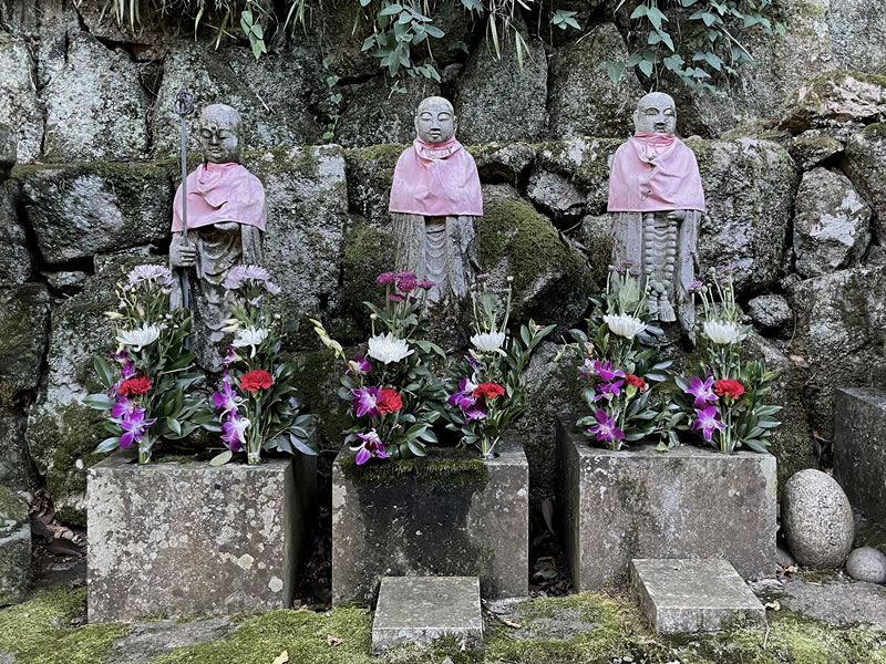 楊谷寺 独鈷水への入口の手前に並ぶお地蔵様