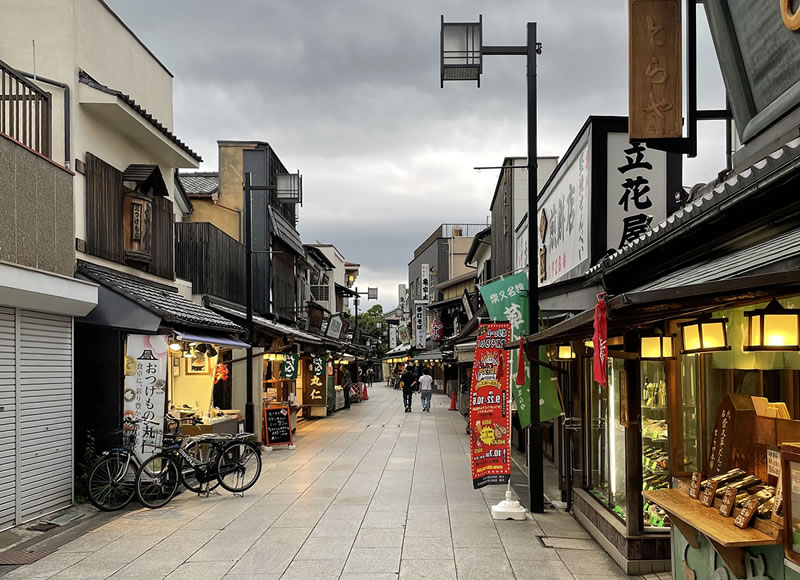 夕暮れ前の柴又帝釈天参道の風景