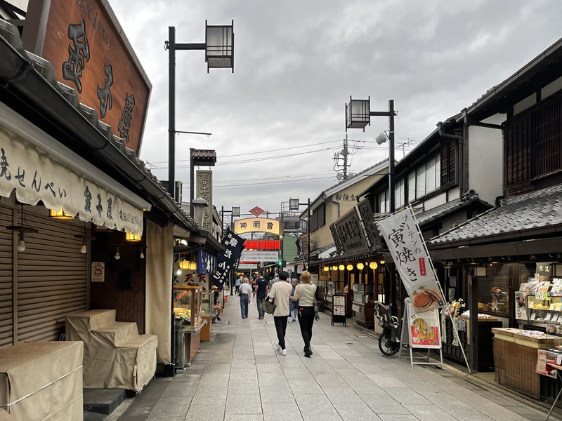 夕暮れ前の柴又帝釈天参道の風景(2)