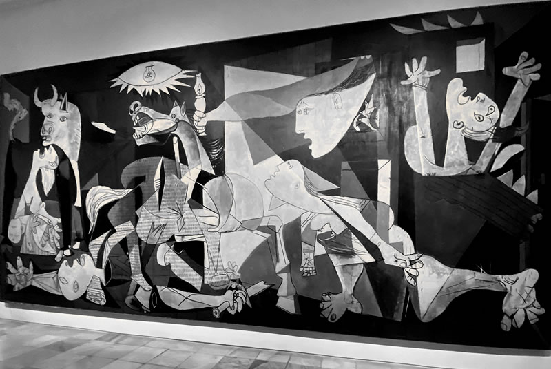 マドリード Madrid のソフィア王妃芸術センター Museo Nacional Centro de Arte Reina Sofia に展示されているピカソ Pablo Ruiz Picasso のゲルニカ Guernica の写真