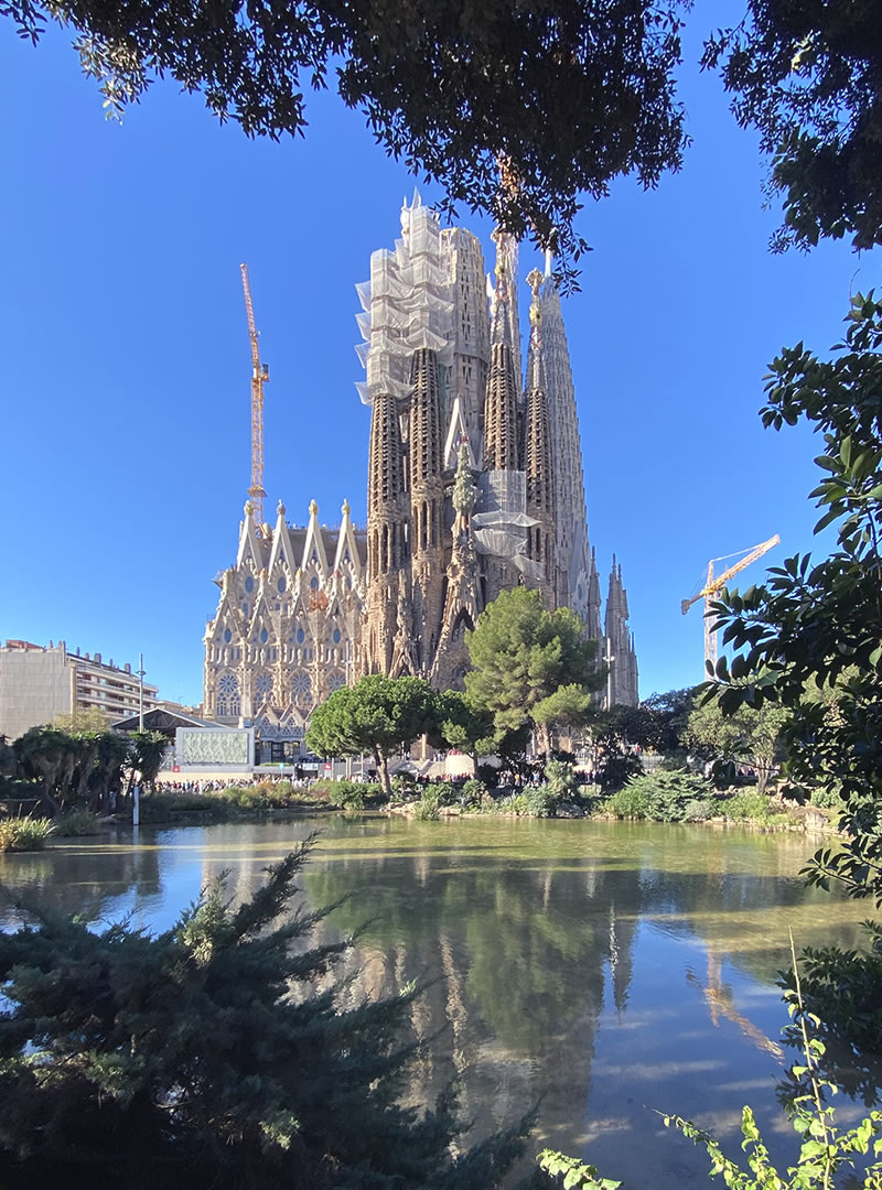 バルセロナ 池越しに見たサグラダ・ファミリア