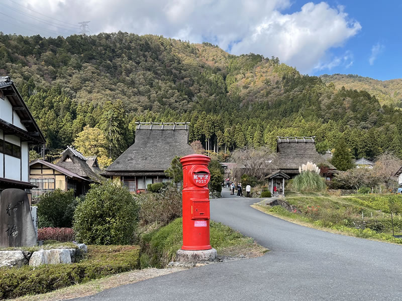 美山の茅葺屋根の茅葺屋根の民家とレトロな赤郵便ポスト