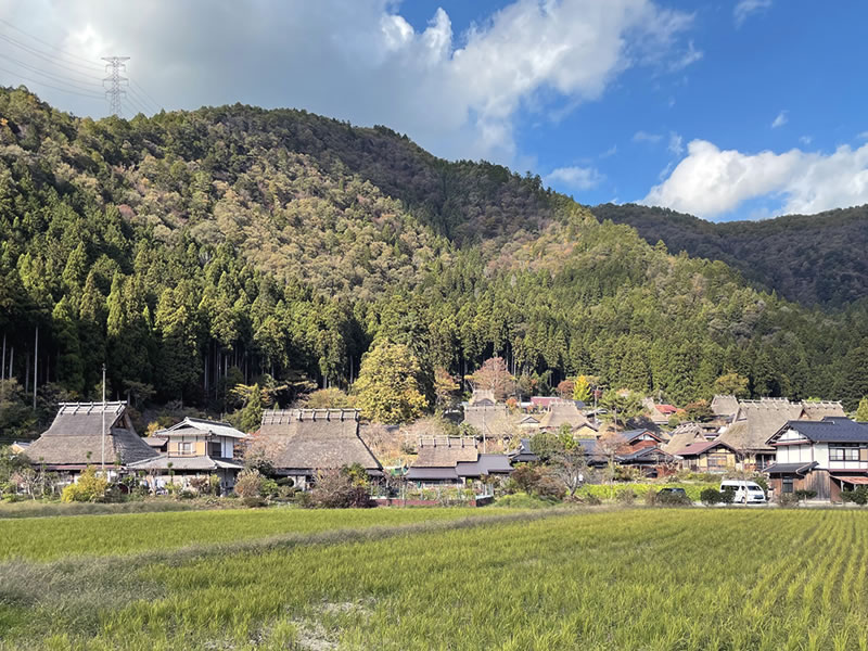 美山の茅葺屋根の民家群の風景