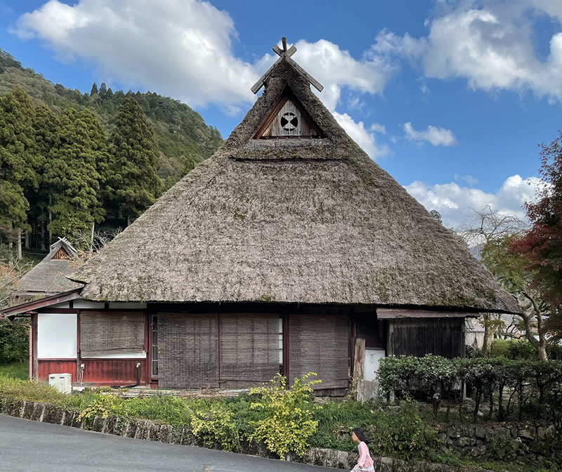 美山の大きい茅葺屋根の民家