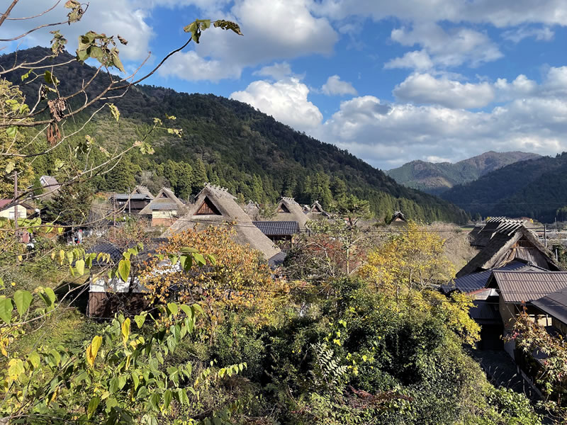 美山 北側斜面から見た民家群の風景