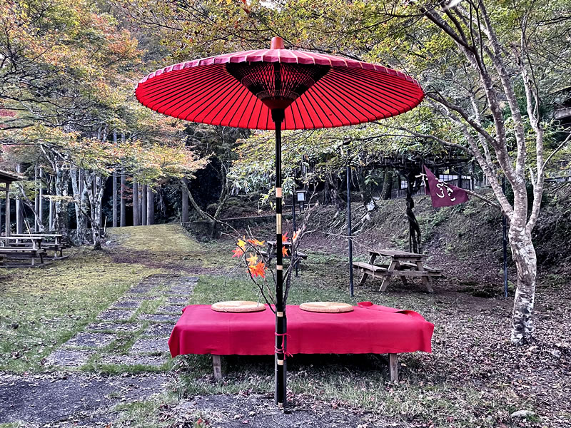 高雄山 神護寺 日本料理屋硯石亭付近の風景