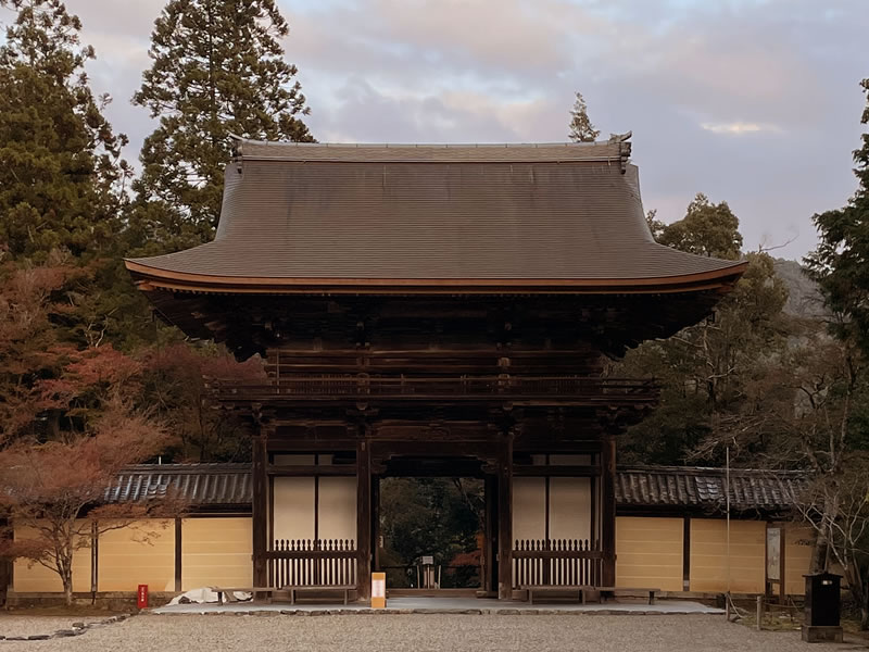 高雄山 神護寺 境内から見た楼門