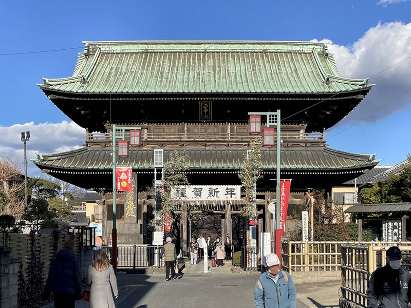 中山法華経寺参道から見た仁王門（赤門）