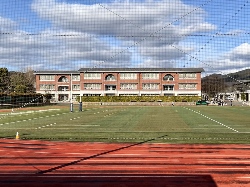 同志社高等学校・中学校・小学校の校舎とグラウンドの風景