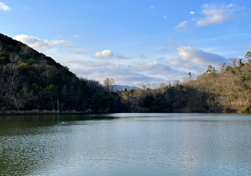 京都市 宝ヶ池 西方彼方に愛宕山が見える風景