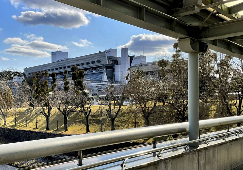 市営地下鉄烏丸線国際会館駅の連絡通路から見た国立京都国際会館