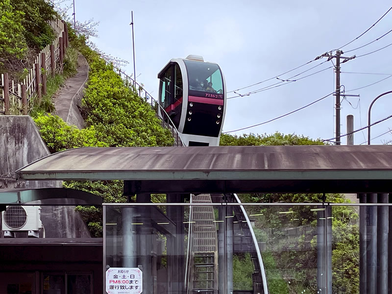 飛鳥山公園へ上る途中のモノレール車両