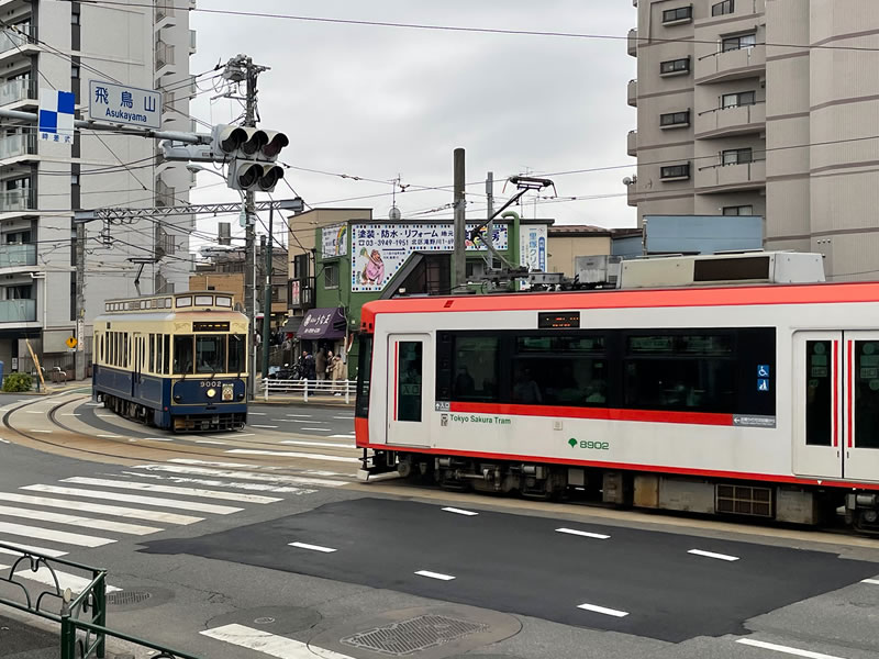 本郷通りが明治通りに交わるあたりを通過する都電(2)