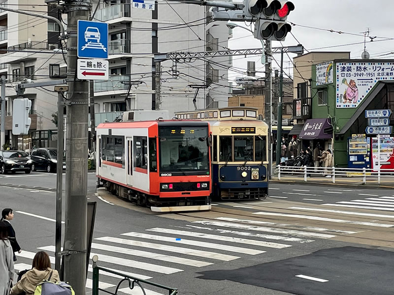 本郷通りが明治通りに交わるあたり（烏山駅手前）で停車している２両の都電