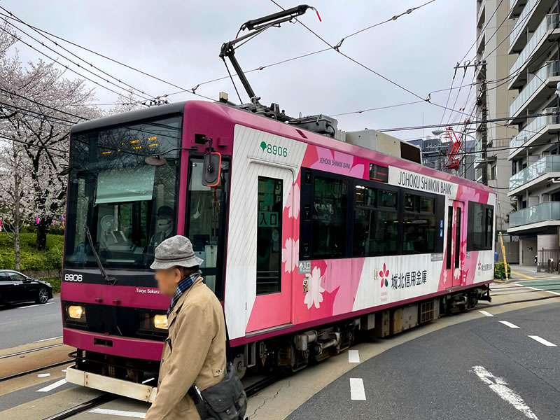 飛鳥山公園前を通過する都電