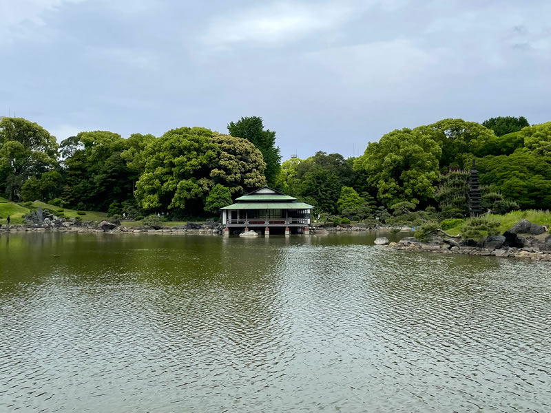 清澄庭園の大泉水と涼亭