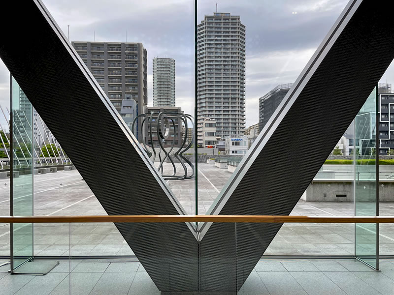 東京都現代美術館の館内から見た外の風景