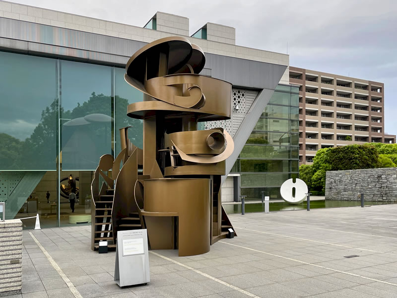 東京都現代美術館の屋外展示作品 Tower of Discovery by Anthony Caro, Sphère fendue by Marta Pan