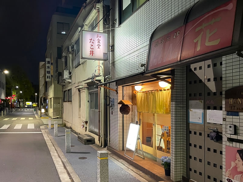 東京都 門前仲町 和食堂たこ井の前の通りから富岡八幡宮のほうを見た風景