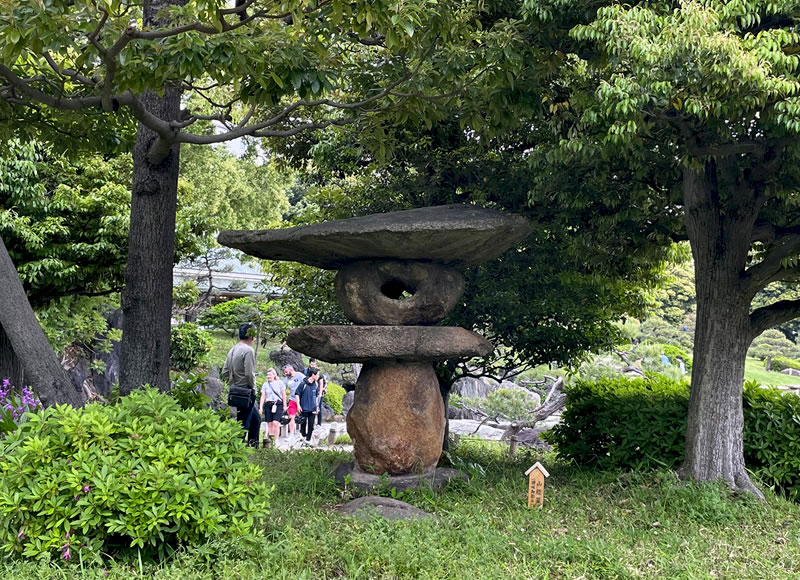 清澄庭園の石灯籠のある風景