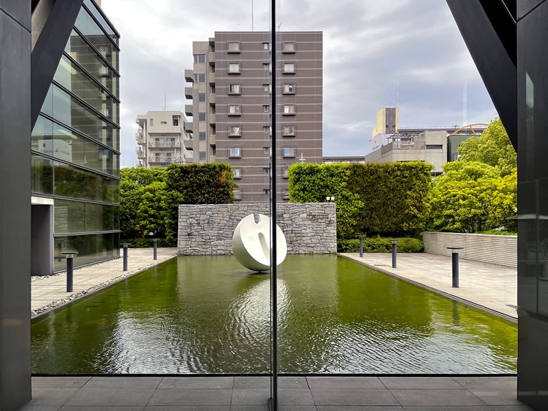 東京都現代美術館の館内から見た外の風景(2)