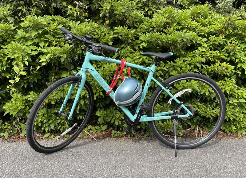 BIANCHI C-SPORT 1 に縛り付けた THOUSAND 自転車用ヘルメット HERITAGE 2.0 ペラムブルーと ABUS チェーンロック