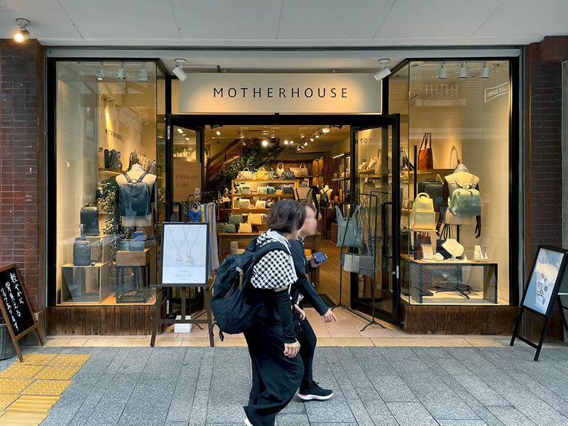 横浜元町通りのバッグショップ MOTHERHOUSE の外観