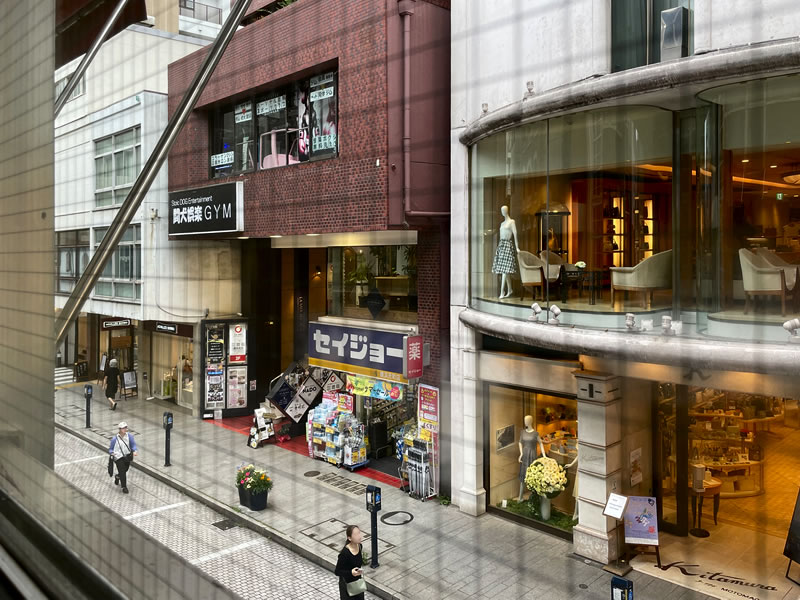 横浜元町通り カフェ・ラ・ミルの２階から見た風景(2)