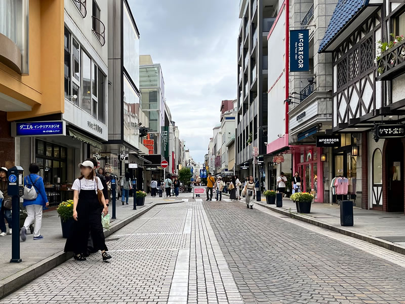 横浜元町通り 塩汲坂通りを西に過ぎたあたりの風景