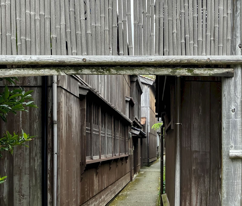 佐渡 宿根木の家並み