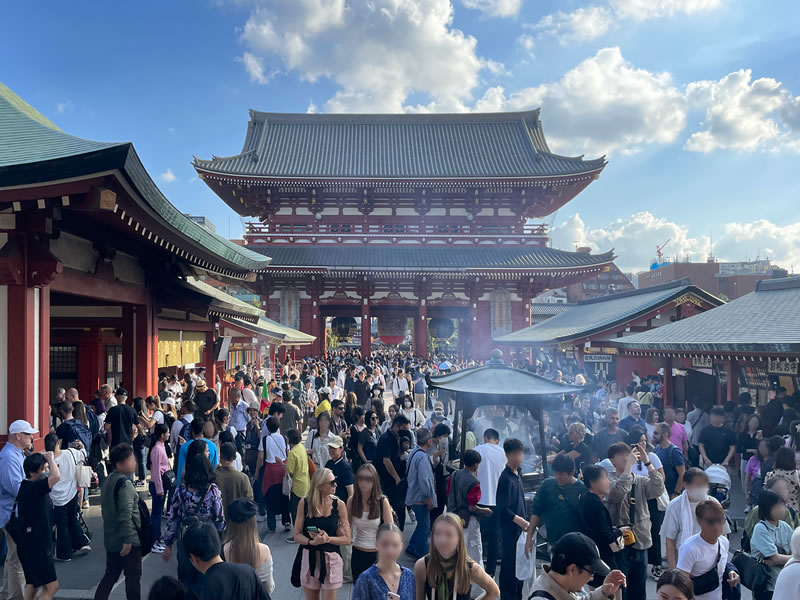 浅草寺本堂前の風景