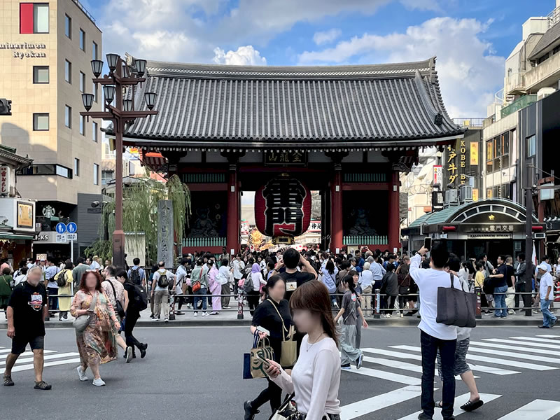 浅草寺雷門前の風景