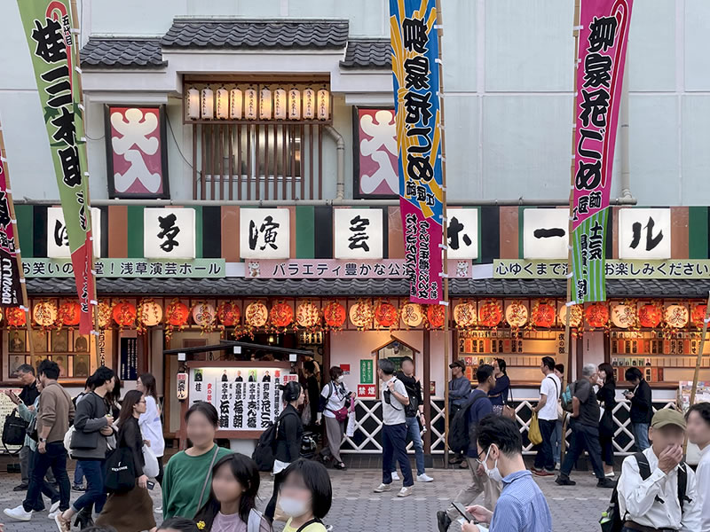 浅草演芸ホール前の風景